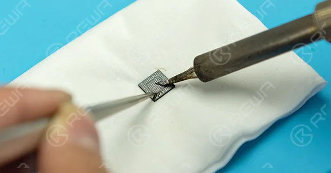Basisband-CPU mit BGA-Reballing-Schablone