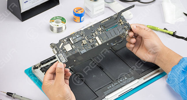 macbook no display repair - fixing the black screen issue Disconnect flex cables and remove screws