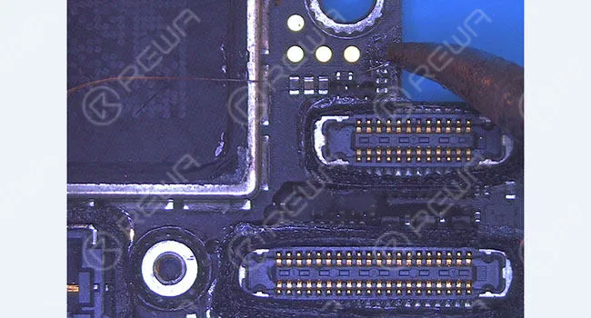 Wie repariert man den nicht funktionierenden Touchscreen des iPhone 7? Lötzinn auf den Kupferdraht löten