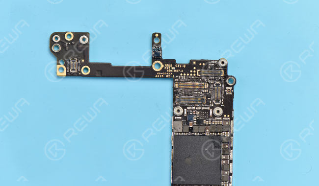 réparation d'un iphone endommagé par l'eau - application d'ultrasons Vérifier l'effet du nettoyage à l'œil nu. Puis vérifier à nouveau au microscope. La carte logique est en parfait état après le nettoyage par ultrasons.