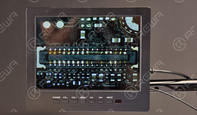 réparation d'un iphone endommagé par l'eau - application d'ultrasons Les dégâts causés par l'eau ont également entraîné la corrosion du connecteur de la caméra arrière. Il faut donc le remplacer par un nouveau.
