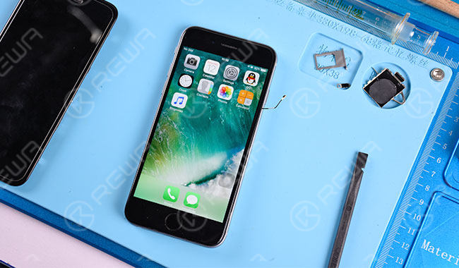 réparation d'un iphone endommagé par l'eau - application d'ultrasons Remplacez l'écran par un nouveau et rallumez l'appareil. L'iPhone démarre et fonctionne normalement.