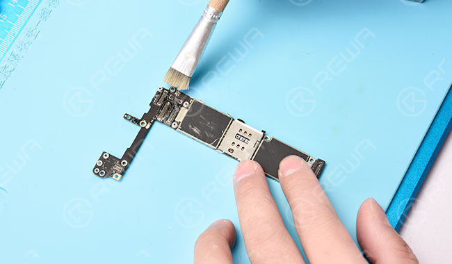 réparation d'un iphone endommagé par l'eau - application d'ultrasons Retirez la carte logique. Nous pouvons voir à l'œil nu que la carte logique est moisie. Commençons par nettoyer avec le nettoyant pour circuits imprimés.