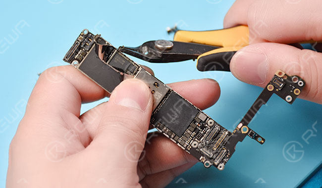 réparation d'un iphone endommagé par l'eau - application d'ultrasons Les jonctions soudées de la plaque de blindage de la bande de base ont un point de fusion élevé et ne peuvent pas être enlevées facilement au moyen d'un pistolet à air chaud. Retirer la plaque de blindage de la bande de base à l'aide d'une pince coupante.