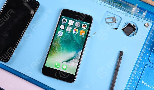Tauschen Sie den Bildschirm aus und schalten Sie ihn wieder ein. Das iPhone startet und funktioniert normal. 