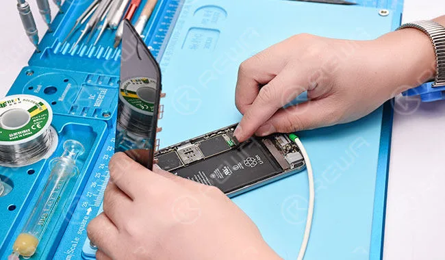 Nehmen Sie das Telefon auseinander und schließen Sie es an die Gleichstromversorgung an, dann sehen wir, dass die Logikplatine mit Starkstrom arbeitet. 