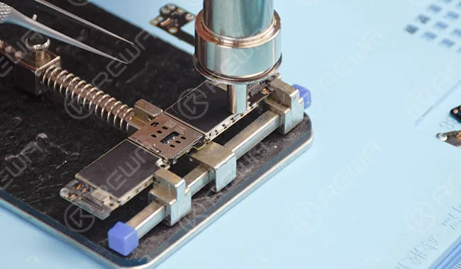 Reißen Sie den Abschirmungsaufkleber ab und entfernen Sie die CPU-Abschirmungsplatte mit einer Heißluftpistole.