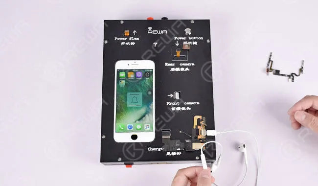Toca el icono "Voces&Memos" y entra en modo grabación. Inserta el auricular en la toma de audio. Reproduce la grabación y ajusta el volumen con las teclas de subir/bajar volumen del auricular.