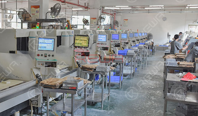Tour della fabbrica di lenti di vetro aftermarket per iPhone in Cina