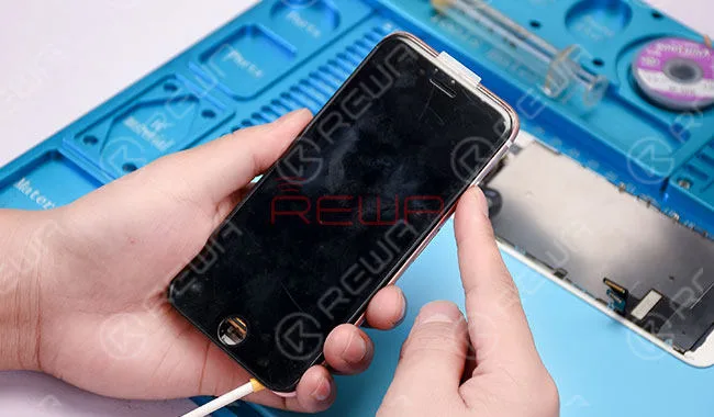 Débranchez l'alimentation et détachez l'ensemble écran. Remplacez-le par un nouvel ensemble écran. Connectez le téléphone à l'alimentation CC et allumez-le. Le téléphone ne s'allume toujours pas avec l'écran