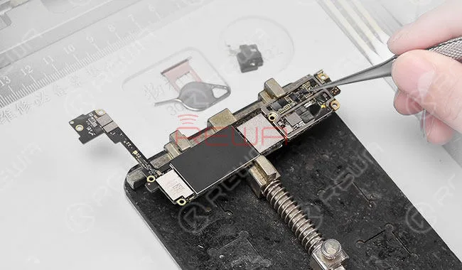 Réparation d'écran noir pour iPhone 7 - Solution de carte mère