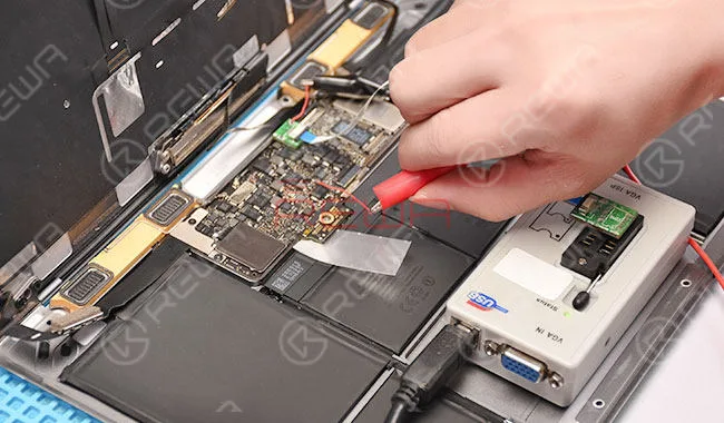 sbloccare macbook 2015-2017 senza rimozione del chip Sbloccare MacBook 2015-2017 senza rimozione del chip