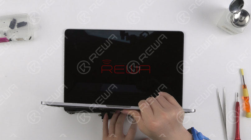 Une fois cela fait, installez la barre à ressort. Serrez les vis qui fixent la barre de fer de l'écran, puis faites adhérer la bande LOGO. Assemblez l'écran et la moitié inférieure du clavier. Continuez à installer l'antenne WiFi et à fixer le câble flexible de l'écran. Serrez les vis fixant l'antenne WiFi et l'écran. Une fois terminé, connectez la batterie et installez le boîtier inférieur. 