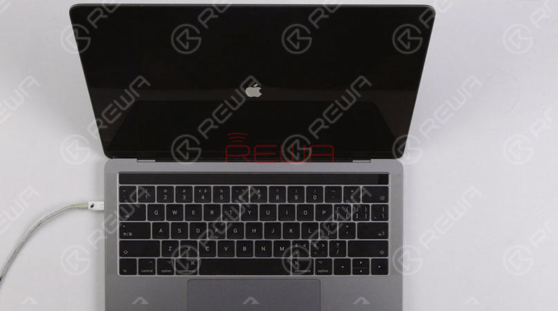 Enfin, branchez l'adaptateur secteur et allumez. Le MacBook s'allume normalement. Le clavier et le trackpad fonctionnent également normalement. 