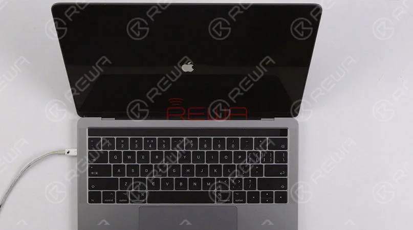 Por último, enchufa el adaptador de CA y enciéndelo. El MacBook se enciende con normalidad. El teclado y el trackpad también funcionan con normalidad. 