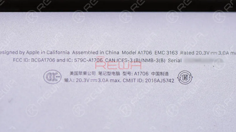Pulsa el botón de encendido. El MacBook no se enciende. Confirma el modelo y el año de lanzamiento en la carcasa inferior. A continuación, retire la carcasa inferior y desconecte la batería. Retire los tornillos que sujetan el cable flexible de la pantalla y desconecte el cable flexible de la pantalla. 