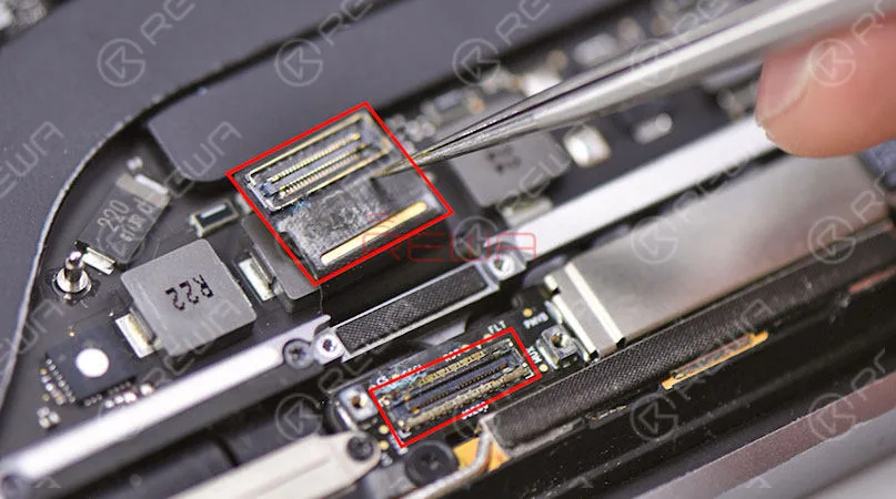 Podemos ver que el cable flexible de la pantalla y el conector de la pantalla han sido dañados por el agua con corrosión. Así que tenemos que reemplazar con un nuevo cable flexible de pantalla y una nueva pantalla.