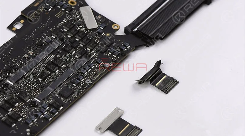Quite los tornillos que sujetan la placa lógica y sáquela. Quite los tornillos que sujetan el cable flexible de la pantalla y sustitúyalo por un cable flexible de pantalla nuevo. Una vez hecho esto, apriete los tornillos que fijan el cable flexible de la pantalla. Instale la placa lógica y fíjela con tornillos. 