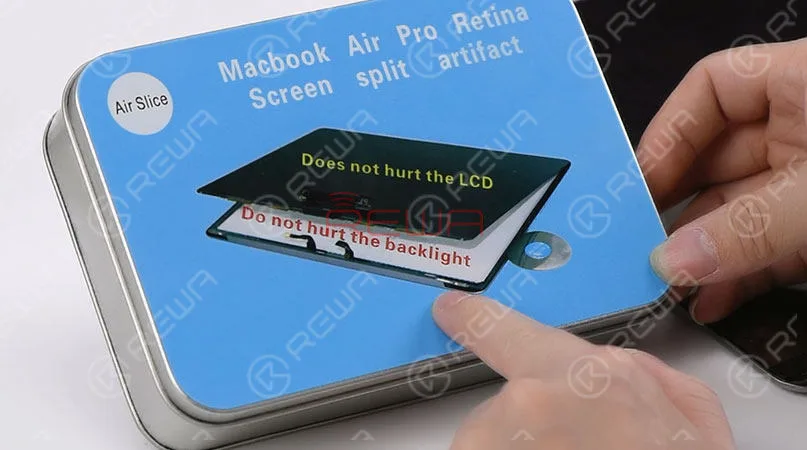 Aquí utilizaremos una herramienta especial para separar la pantalla del MacBook: Air Slice, para separar la pantalla de la carcasa superior. 