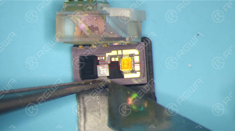 the vulnerabilities of face id: why face id can be easily damaged and hardly repaired? Pry open the crystal, here we can see the complete internal structure of the dot projector.