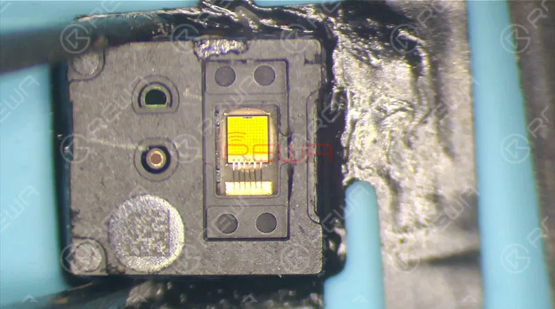  Successivamente, smonteremo il modulo flood illuminator e il dot projector per scoprire il motivo per cui Face ID si danneggia così facilmente.