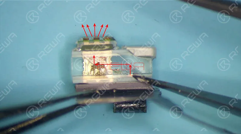  Possono facilmente staccarsi una volta che il telefono cade. E una volta staccati, non possono essere ripristinati. Durante lo smontaggio, dobbiamo prima tagliare la copertura metallica esterna. Poi scaldare con la pistola ad aria calda e rimuovere la resina con una pinzetta. Una volta che il proiettore a punti è stato staccato, possiamo vedere un cristallo che assomiglia a una lente di diamante. La luce infrarossa viene emessa da qui. Poi riflessa dal cristallo. Il suo raggio di proiezione è determinato poi dalla lente.