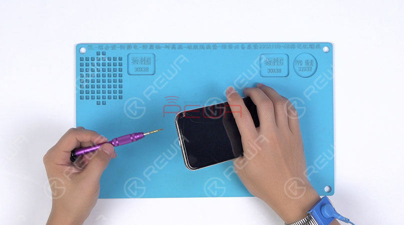 Remove the two pentalobe screws with the pentagon screwdriver at the bottom edge of the phone. Since there are waterproof seals between the screen and the back glass assembly, you need to heat and soften up the waterproof seals with the hot air gun at 120℃-150℃ for 1 minute.