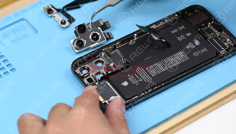 Lassen Sie uns die Face ID-Teile entfernen. Face ID flexible Kabel des iPhone 11 Pro sind nicht mehr unter der Batterie eingeklemmt, was die Entfernung viel einfacher als zuvor macht. iPhone 11 Pro's Face ID Teile ist genau wie iPhone X-Serie entworfen, so dass es immer noch kaum repariert werden kann, wenn eine Fehlfunktion.   Fahren Sie fort, die Kameras zu entfernen. Wir können sehen, dass die drei Kameras miteinander verschachtelt sind, jede mit ihrem eigenen unabhängigen Kabel, was auch bedeutet, dass, wenn eine Kamera beschädigt ist, wir die beschädigte separat ersetzen können.
