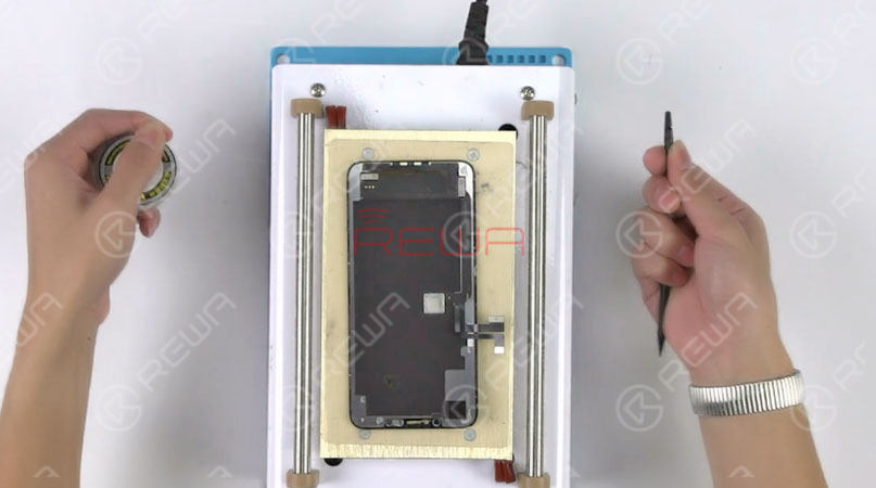 iphone 11 pro max screen refurbishing - detailed operation Step 3 Glass Lens Separating Now, let’s move to the glass lens separating process.