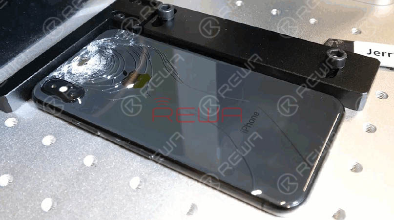 A quanto pare, però, esistono effettivamente macchine progettate appositamente per rimuovere il vetro posteriore dei telefoni tramite laser. Nelson sta utilizzando una macchina $2.041 della REWA. Sul mercato esistono diverse macchine di questo tipo, ma funzionano tutte essenzialmente allo stesso modo: un raggio ad alta potenza è in grado di bruciare letteralmente l’adesivo sotto il pannello posteriore, pur essendo abbastanza preciso da non danneggiare gli altri componenti. Il processo brucia anche la colorazione sotto il vetro, ma l’effetto è davvero spettacolare. 