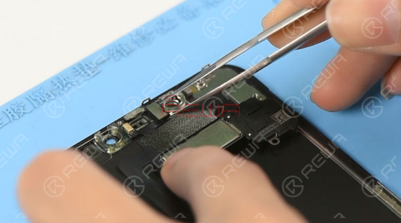 iphone 11 pro max screen refurbishing - detailed operation Please be noted that when testing iPhone 11 Pro Max’s screen, the default brightness of the screen is set at the lowest level. To adjust brightness of the screen during the testing, we need to get the front panel sensor assembly flex cable connected. Disconnect the front panel sensor assembly flex cable and remove the OLED screen assembly. Then remove the front panel sensor assembly flex cable.