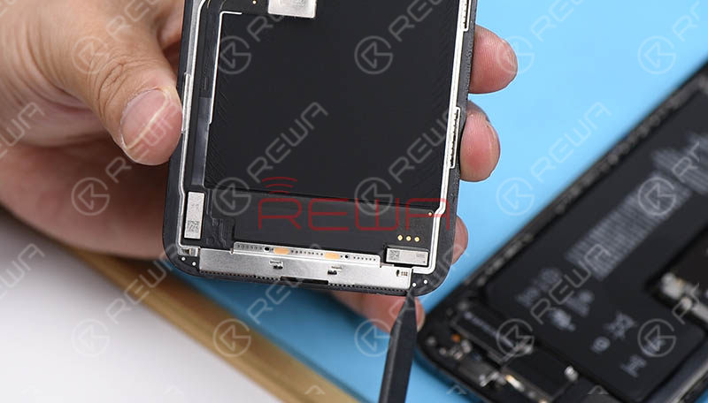 Das Fehlen der 3D-Touch-Schicht des iPhone 11 Pro macht den Bildschirm etwas schlanker. Es liegt auf der Hand, dass der neu hinzugefügte Bügelschutz an der Klebestelle des Bildschirms auch die Schwierigkeit der Bildschirmreparatur erhöht.