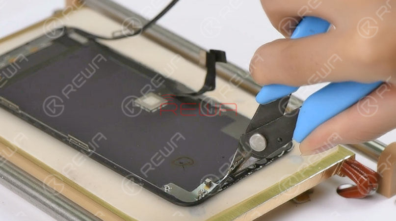 iphone 11 pro max screen refurbishing - detailed operation Tips: since the front panel sensor assembly flex cable is not connected, the default brightness of the screen is set at the lowest level. Set temperature of the Heat Platform at 100℃. Then put the OLED Screen Assembly on the preheated platform. Press the ‘Start’ button to suck the screen. 1 minute later, remove the front camera and sensor holder. Cut out the top bracket with the Cutting Nipper. Then separate the bezel from the OLED with the Cutting Nipper.
