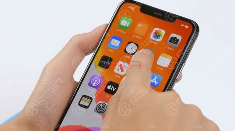 iphone 11 pro max screen refurbishing - detailed operation The first thing we do is to test the screen. Test the display, touch functionality and Haptic Touch of the screen. All going well.