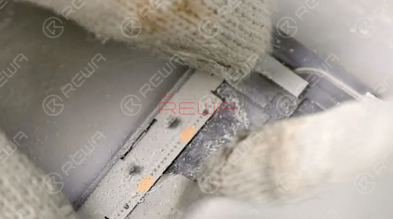 Posizionare il gruppo dello schermo OLED capovolto nel separatore di schermi LCD congelato a -180℃. Inserire un utensile a leva in metallo da 0,06 mm sotto la staffa che copre l'area di incollaggio del cavo flessibile inferiore. Far scorrere avanti e indietro per tagliare l'adesivo freddo in questo punto. Una volta fatto, collegare lo schermo e testarlo. Tutto procede bene. 