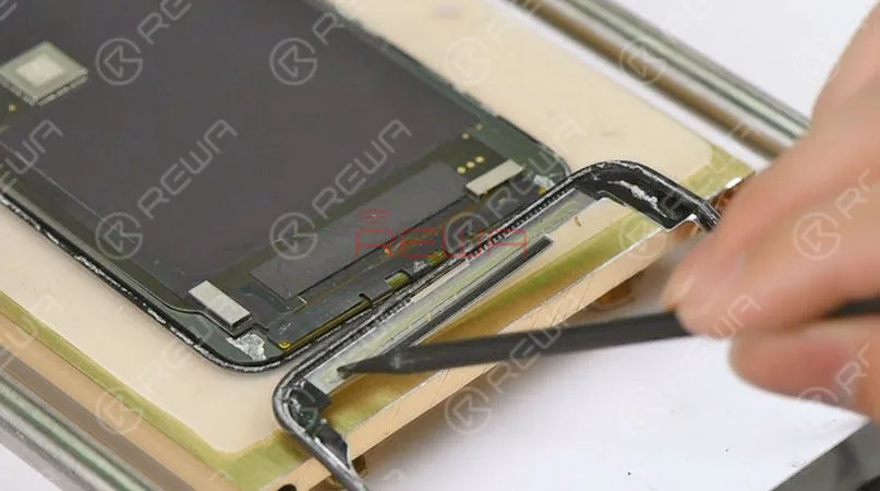 Consigli: quando si stacca la cornice nella parte inferiore del telefono, dobbiamo inserire il pezzo di leva in metallo sotto la staffa che copre l'area di incollaggio del cavo flessibile inferiore e farlo scorrere avanti e indietro. Questo serve a confermare che l'adesivo a freddo qui presente sia stato tagliato. La cornice è stata rimossa completamente. Come potete vedere, l'area qui è incollata con adesivo a freddo in grandi quantità. Per proteggere l'OLED da danni, è meglio congelare lo schermo durante l'operazione. 