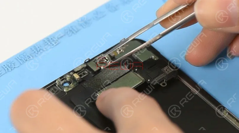 Si prega di notare che, durante il test dello schermo di iPhone 11 Pro Max, la luminosità predefinita dello schermo è impostata al livello più basso. Per regolare la luminosità dello schermo durante il test, dobbiamo collegare il cavo flessibile dell'assemblaggio del sensore del pannello anteriore. Scollegare il cavo flessibile dell'assemblaggio del sensore del pannello anteriore e rimuovere l'assemblaggio dello schermo OLED. Quindi rimuovere il cavo flessibile dell'assemblaggio del sensore del pannello anteriore. 