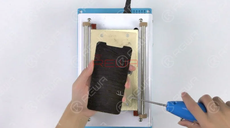 Metti lo schermo OLED capovolto sulla piastra riscaldante per 3 minuti. Fai un'inccisione con il dispositivo elettrico per la rimozione della colla. Quindi continua a strappare la colla OCA con una mano. Inoltre, fai attenzione alla forza applicata. Questo per evitare di danneggiare lo schermo OLED. Una volta fatto, testa lo schermo OLED. Tutto va bene. 