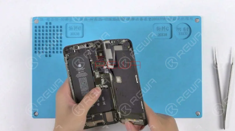 Installa il supporto per la fotocamera anteriore e i sensori, e successivamente la retina dell'altoparlante auricolare. Installa il cavo flex dell'assemblaggio dei sensori del pannello anteriore e l'assemblaggio dello schermo OLED. Esegui il test delle funzioni: Display; Touch; Haptic Touch. Display, Touch e Haptic Touch funzionano normalmente. 