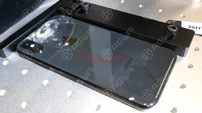 las reparaciones de iphone podrían ser mucho más baratas gracias a estas máquinas láser rewa Pero resulta que hay máquinas diseñadas específicamente para quitar el cristal trasero de los teléfonos con láser. Nelson utiliza una máquina $2,041 de REWA. Hay varias máquinas de este tipo en el mercado, pero todas funcionan básicamente de la misma manera: un rayo de alta potencia es capaz de quemar literalmente el adhesivo bajo el panel trasero, siendo lo suficientemente preciso como para no dañar otros componentes. El proceso también quema el colorante de debajo del cristal, pero tiene un aspecto impresionante.