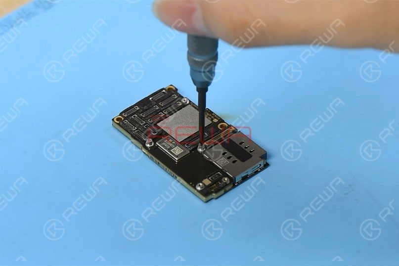 iphone 11 pro motherboard separation Remove the graphite thermal transfer material with tweezers first. To recombine the two layers without reballing after separation, let’s fit two screws into the screw holes reserved on the motherboard.
