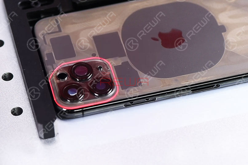 Scan the triple-lens camera area again with the laser with the help of the drawing. The glass around the triple-lens camera also becomes transparent after the second laser scanning. 