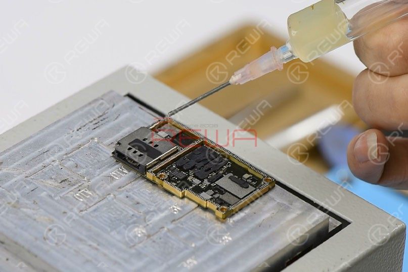 iphone 11 pro motherboard separation Set temperature of the heating platform at 170℃. With temperature of the platform reaching 170℃, place the lower layer on the platform to heat for 10 seconds. Apply some Paste Flux to the third space PCB evenly. Get the upper layer in position and heat for about 5 minutes.