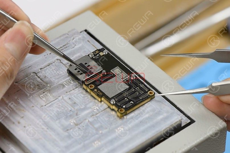 iphone 11 pro motherboard separation Set temperature of the heating platform at 170℃. With temperature of the platform reaching 170℃, place the motherboard on the platform to heat for 3 minutes. Press the SIM card reader with the tweezers and push the upper layer with another tweezers slightly.