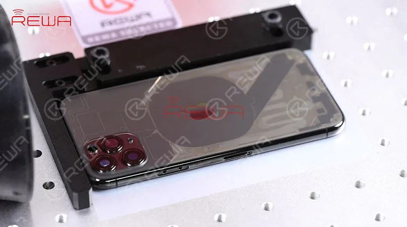 riparazione del vetro posteriore di iphone 11 pro Dopo aver caricato il disegno dell'iPhone 11 Pro, regolare l'area di scansione della luce laser sul vetro posteriore. Al termine, impostare i parametri e fare clic su 'Mark' per eseguire la scansione del vetro posteriore con la luce laser. Il vetro posteriore diventa trasparente dopo la scansione laser.