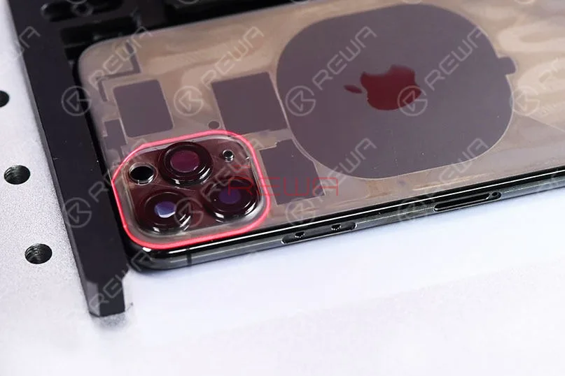 riparazione del vetro posteriore di iphone 11 pro Eseguire nuovamente la scansione laser dell'area della telecamera a tre lenti con l'aiuto del disegno. Anche il vetro intorno alla telecamera a tre lenti diventa trasparente dopo la seconda scansione laser.