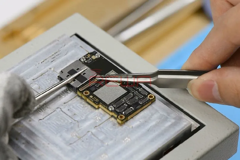 Séparation de la carte mère de l'iPhone 11 Pro