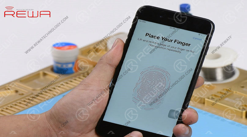 Nous pouvons maintenant assembler le téléphone et le tester. Installez le câble du bouton d'accueil. Installez l'écran et connectez la batterie. Appuyez sur le bouton d'alimentation pour allumer le téléphone. Le téléphone s'allume normalement.