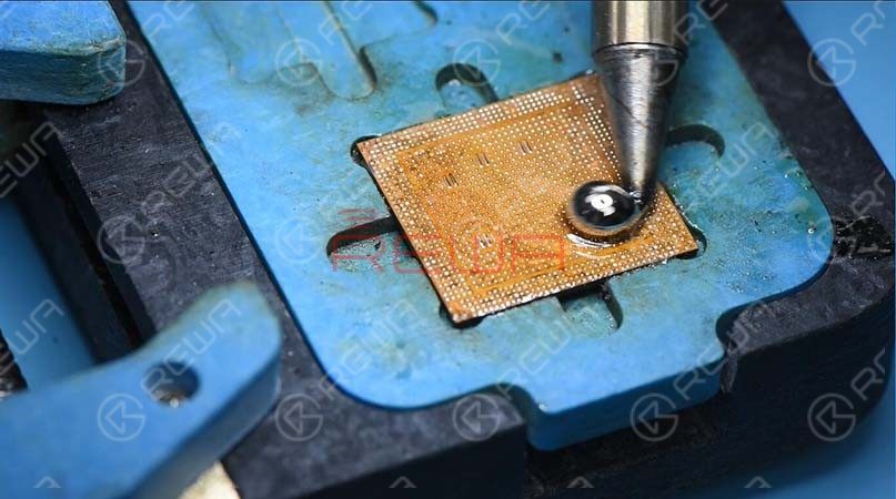 the fast heating-up intelligent soldering station - t12-11 Apply some paste flux and solder paste to the bonding pad and clean the pad with the Soldering Iron at 350℃. Comparing with regular soldering stations, the unique temperature control system of T12-11 ensures smooth operation of the tip without paste caking when dragging the solder paste across the pad.