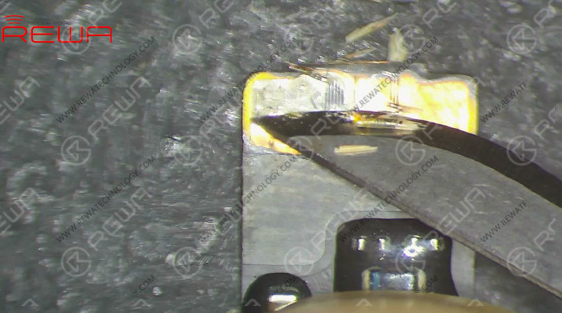 Chauffer avec le pistolet à air chaud à vent hélicoïdal pendant 5 secondes. Gratter la couche isolante puis les fils sur la couche supérieure avec le couteau à sculpter. Nettoyer ensuite avec une boule de coton imbibée de PCB Cleaner.